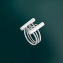 Anello in argento Molla artigianale dal design intrecciato su sfondo verde