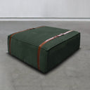 Pouf design Docker Maxi in velluto verde scuro con cinturino in pelle