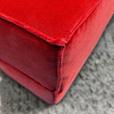 Pouf design Docker in velluto rosso vista laterale css Copy code