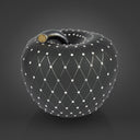 Mela luxury incastonata design nero con dettagli metallici su sfondo scuro