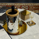 Accessori casa portabottiglie con mosaico di specchi su tavola apparecchiata