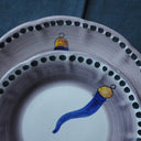 Insalatiera Fortuna in ceramica artistica, piatto decorativo artigianale con pesce blu