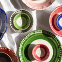 Collezione insalatiere e piatti I Colorati in ceramica artigianale, composizione multicolore.