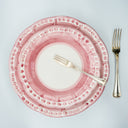 Piatto fondo I Colorati rosa apparecchiato, ceramica artigianale per servizio da tavola.