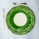Piatto piano in ceramica verde I Colorati apparecchiato su tavola