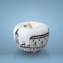 Salvadanaio a forma di mela City con incisioni architettoniche, complemento d’arredo