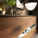 Dettaglio cassettiera arredamento Other Way in noce canaletto con finitura artigianale