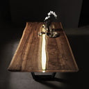 Dettaglio piano del tavolo da pranzo A Day in a Life in legno artigianale