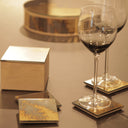 set sottobicchieri in specchio artigianali con bicchieri su tavola