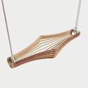 Lampada a sospensione Alba vista laterale con struttura in rovere