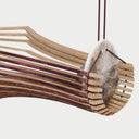 Dettaglio lampada a sospensione Alba con listelli in rovere naturale