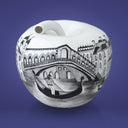 Salvadanaio Mela City monocromatico ispirato alle città del mondo, design elegante