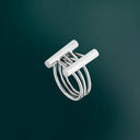 Anello in argento Molla artigianale dal design intrecciato su sfondo verde