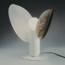 Lampada da tavolo Ficus Autumn Spots accesa su base