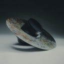 Diffusore audio Saturnia Autumn Spots visto dall’alto, speaker moderno