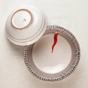 Insalatiera piatti Fortuna in ceramica ambientata su tavola apparecchiata