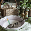 Insalatiera piatti Fortuna in ceramica ambientata su tavola apparecchiata