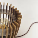 Lampada da tavolo design Bosa in legno di rovere con listelli e luce LED