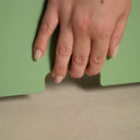 Dettaglio ciotole per gatti rialzate Bay Tris con mano a confronto