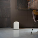 Ciotole per cani Bill Lux bianche ambientate in soggiorno