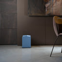 Ciotole per cani Bill Lux blu ambientate in interno moderno