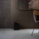 Ciotole per cani Bill Lux nere ambientate in interno moderno