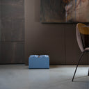 Ciotole per cani Bill Medium blu ambientate in interno moderno