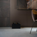 Kit alzaciotole Bill Medium nero ambientato in interno moderno