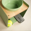 Dettaglio ciotola per cani Bill Lux con piano in legno e ciotola in ceramica verde