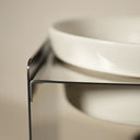 Dettaglio ciotola in ceramica smaltata Bill Lux Large con struttura in acciaio inox