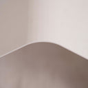 Dettaglio di una superficie in materiale ondulato, colore neutro, ideale per sfondi e fotografie artistiche.