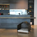 Cuccia per cani e gatti da interno Campero in un ambiente moderno con cucina elegante.