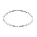 Collana flessibile di design in metallo, forma circolare minimal su sfondo neutro.