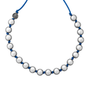 Collana Sfere in metallo lucido, gioiello di design con sfere allineate su sfondo bianco.