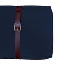 Pouf design Docker Lungo in velluto blu notte con cinturino centrale in pelle