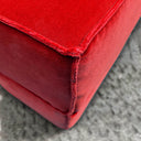 Pouf design Docker in velluto rosso vista laterale css Copy code