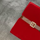 Pouf design Docker rosso con base in velluto e dettagli in pelle nginx Copy code