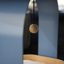 Dettaglio struttura in metallo del side table con cuccia per gatti Danny