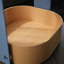 Dettaglio interno cuccia in legno del side table con cuccia per gatti Danny