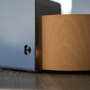 Dettaglio laterale in legno del side table con cuccia per gatti Danny