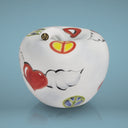 Mela Peace and Love home decor con simboli colorati su sfondo blu