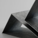 Dettaglio della sedia scultorea S3, evidenziando l'angolo retto in un design elegante e moderno.