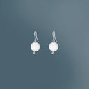 Orecchini Sfere da donna in argento su sfondo verde