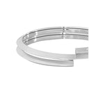 Dettaglio bracciale gioiello triangolare donna con design geometrico