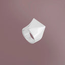 Anello Triangolo in argento su sfondo marrone