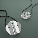 Collana Carlotta Plissé tondo indossata, gioiello artigianale donna