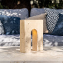 Lampada da tavolo Roma accesa, ambientata in spazio interno moderno.