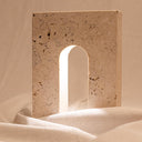 Lampada da tavolo Roma con luce calda diffusa, vista frontale.