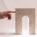 Lampada da tavolo Roma mostrata in scala con mano, dimensioni reali.