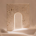 Lampada da tavolo Roma accesa, vista laterale con luce soffusa.